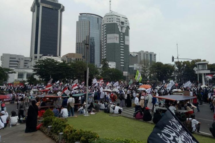Massa yang mengatasnamakan mujahid 212 berunjuk rasa di kawasan patung kuda jalan Medan Merdeka Barat, Jakarta Pusat, Sabtu (28/9/2019).(KOMPAS.com)