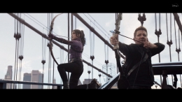 Kate Bishop dan Clint Barton bekerja sama lawan Tracksuit Mafia. Sumber : Disney+