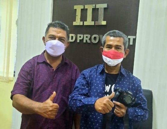 Viktor Mado Watun (kiri) dan Isson Khairul di ruang Komisi III DPRD Provinsi NTT. Foto: Budi Tanjung
