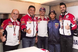Dua pembalap MotoGP 2022 berfoto bersama pimpinan Federal Oil dan Gresini Racing di Valencia, Spanyol (federaloil)