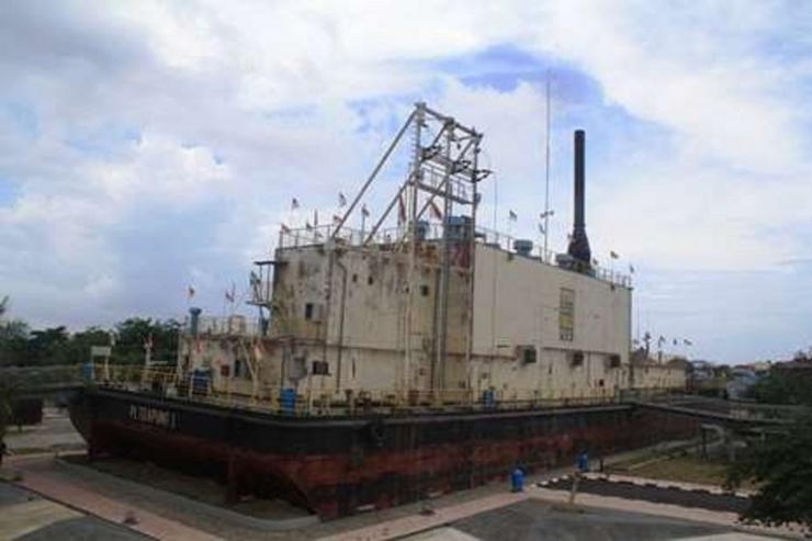 tanker 2600 ton terdampar didaratan dok pribadi