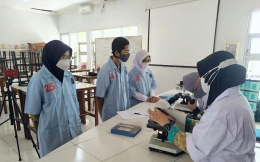 Gambar 1. Proses training penggunaan mikroskop kepada siswa sebelum take video/Dokpri