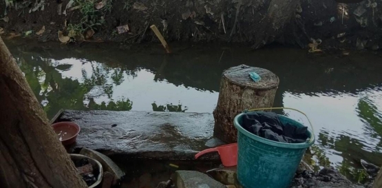 Foto 2, Keterangan gambar: kondisi sungai kecil , tempat untuk mandi dan mencuci baju mbah safaat dan istrinya.(26/11/2021)./Dokumentasi pribadi