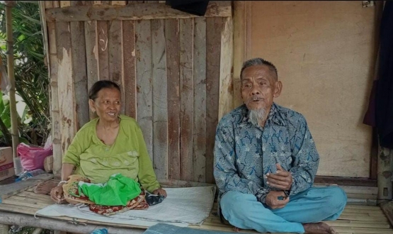 Foto 3, Keterangan gambar: mbah safaat dan istri.(26/11/2021)./Dokumentasi pribadi