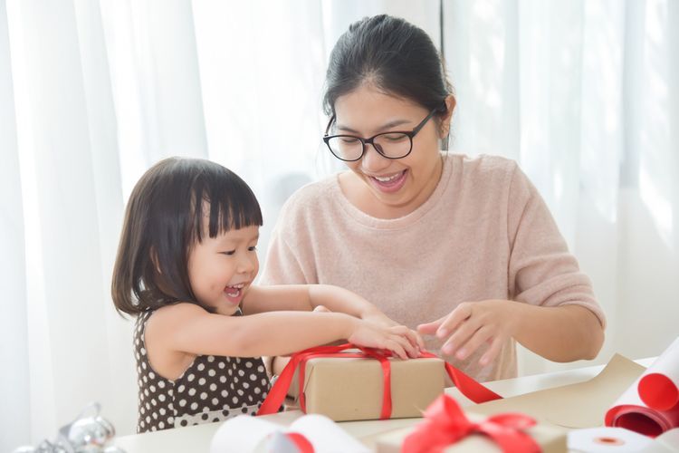 Ilustrasi anak diberi hadiah oleh ibu. | Sumber: shutterestock via KOMPAS.com