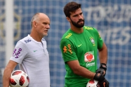 Claudio Taffarel dan Alisson dalam sesi latihan Timnas Brasil saat Piala Dunia 2018 (Kompas.com)