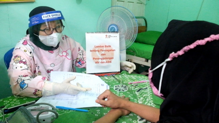 Dokter Dwi Lestari Wahyuni sedang menjelaskan virus HIV/AIDS kepada pasien. (Foto : Dok. MCT Dinkes Inhil)