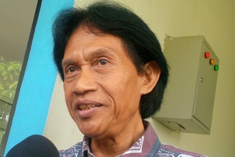 Bens Leo melayat penyanyi senior Eddy Silitonga di rumah duka di Rumah Sakit Fatmawati, Jakarta Selatan, Kamis (25/8/2016). (KOMPAS.COM/TRI SUSANTO SETIAWAN)Â