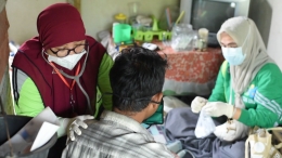 Dokter Dwi Lestari Wahyuni dan rekannya berkunjung ke rumah ODHA untuk memberikan pengobatan rutin. (Foto : Dok. MCT Dinkes Inhil