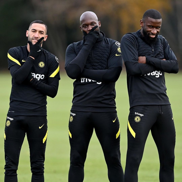 Ziyech, Lukaku, dan Rudiger menyempatkan berfoto di sesi latihan menjelang laga menghadapi West Ham. Sc img: Instagram Chelsea