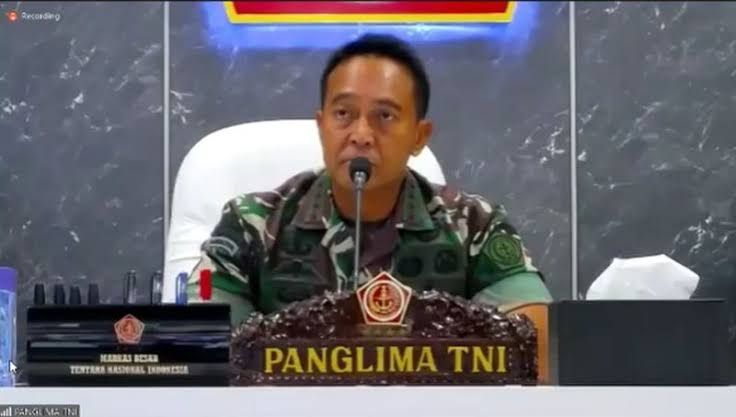 Panglima TNI Jenderal Andika Perkasa, memberikan teguran kepada Kanten 174/ATW Merauke Hamim Tohari, (3/12/2021)/ Foto: Okezone.com
