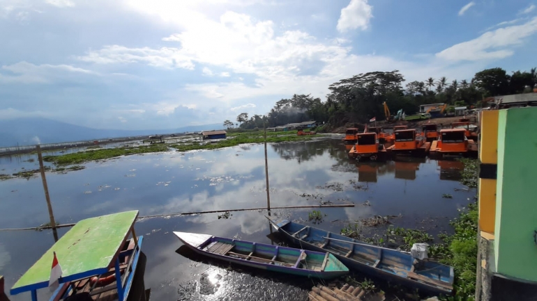 Perahu kayu untuk disewakan dan mencari ikan