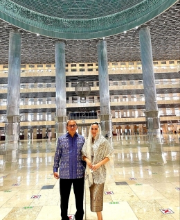 Mengunjungi Masjid Istiqlal bersama istri.  (Foto: Instagram @2gek_ayu)