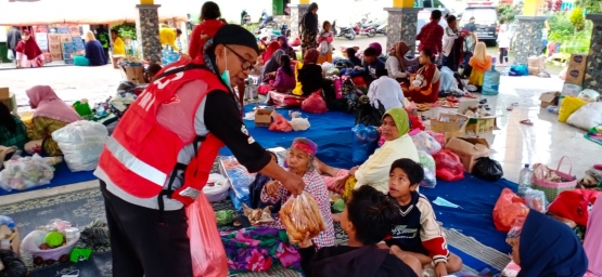 PMI Lumajang turut andil membantu masyarakat korban erupsi di titik evakuasi pagi tadi, 5/12/21 (dokpri TIM PMI Lumajang)