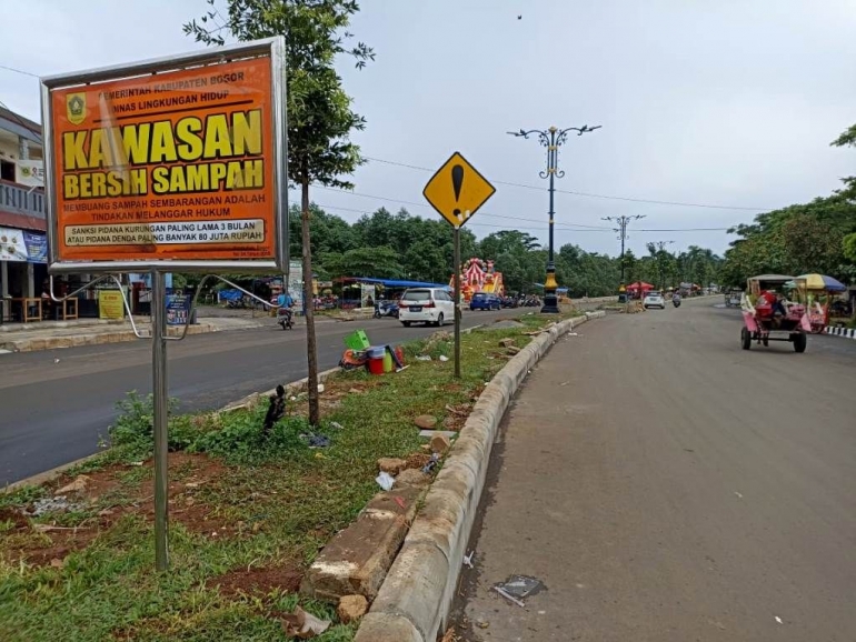 Papan peringatan di depan stadion, kok nggak serem? (foto by widikurniawan)