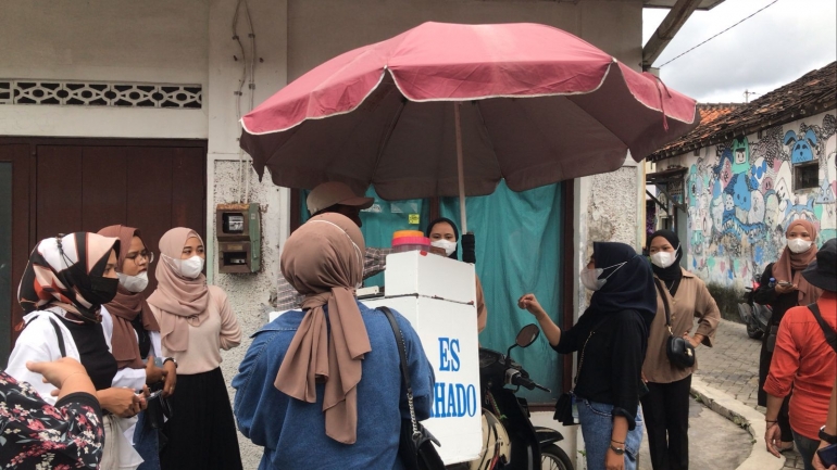 Penjual makanan ringan yang ramai pembeli di dalam kawasan Kampung Wisata Taman Sari (Foto: Resyifa Triayuning Pramesti)