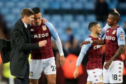 Gerrard memberi instruksi pada pemain Aston Villa (Kompas-AFP/Lindsey Praby)
