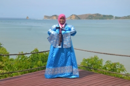 Kompasianer Muslifa Aseani mengenakan Hanbok di Pondok Wisata TWA Gunung Tunak. (Foto: Haryadi Yansyah)