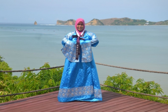 Kompasianer Muslifa Aseani mengenakan Hanbok di Pondok Wisata TWA Gunung Tunak. (Foto: Haryadi Yansyah)