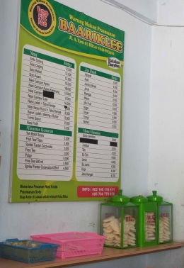 Papan daftar harga Warung Prasmanan Baariklee | Foto: Siti Nazarotin