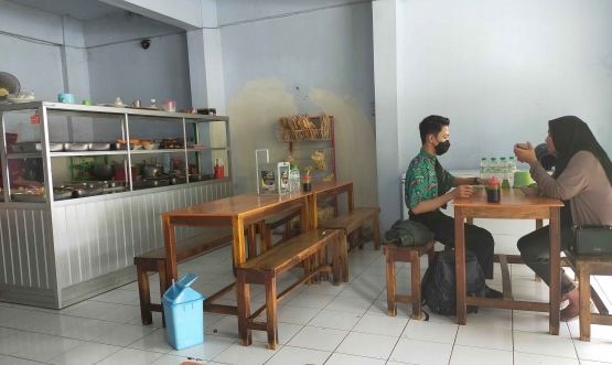 Sebagian ruangan dari Warung Prasmanan Baariklee, nampak pengunjung sedang menikmati masakan dan aneka menu tersaji di rak Warung Foto: Siti Nazarotin