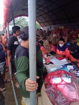 Overload barang konsumsi di tilok pengungsian Sumberwuluh Lumajang (dok TIM Relawan Jaya Wangi)