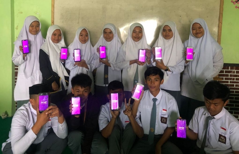 Siswa MA PP. Nurul Falah memperlihatkan aplikasi berbasis android yang dipergunakan untuk Computer Based Test (CBT). Dokpri