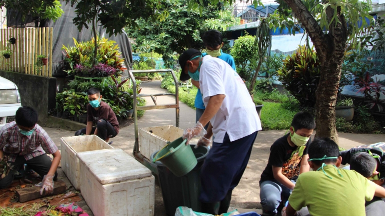 Pelaksanaan kerja bakti di saat pandemi covid-19. Minggu (21/11/2021) Foto: Rodan Hadid Qot'an Bahara