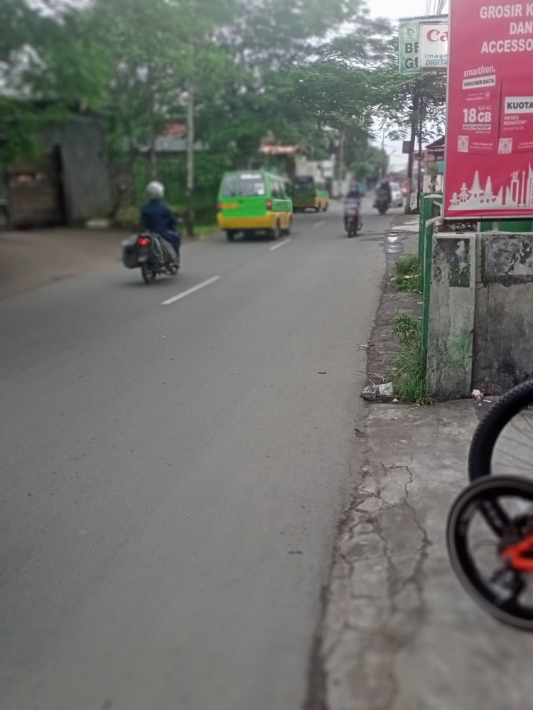 Suasana pagi di sepotong jalan dalam kota Bogor tanpa trotoar (dokumen pribadi)
