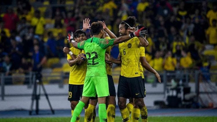 Foto Pemain Malaysia berpelukan usai menang 3-1 dari Kamboja | (aset: indosport.com)