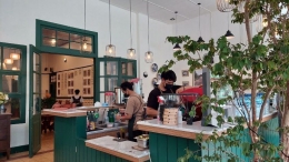 Barista sedang meracik kopi dengan nuansa ruangan bergaya vintage. (Foto : Nadia Putri)