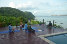 Kompasianer mengikuti Yoga di Pondok Wisata TWA Gunung Tunak. (Foto: Haryadi Yansyah)