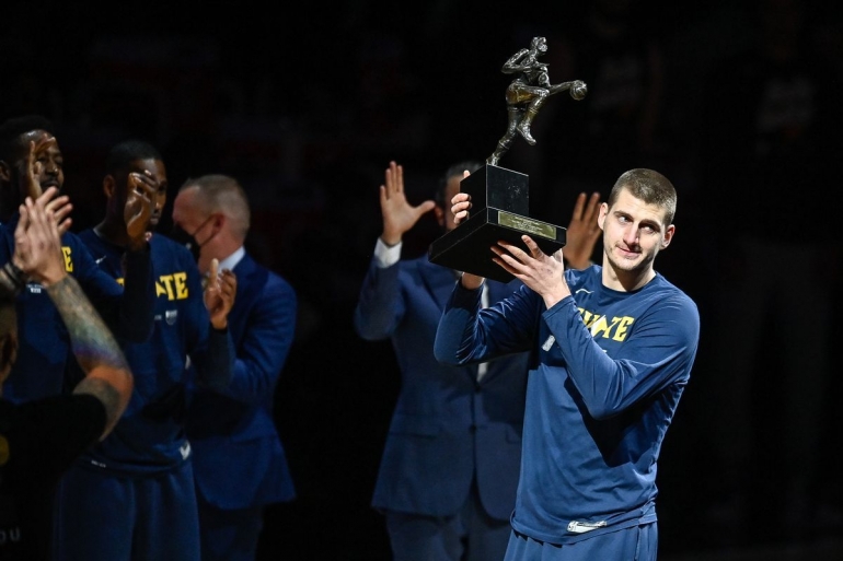 Jokic bersama trofi Maurice Podoloff (Dustin Bradford/Getty Images)