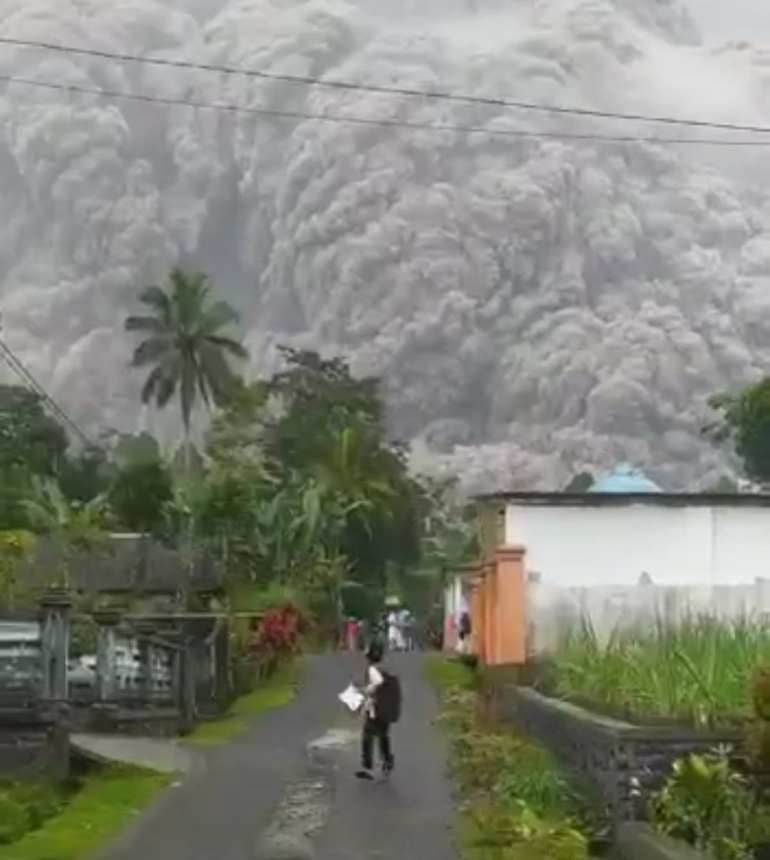Letusan Mahameru pada Sabtu 4/12/2021, meyebabkan puluhan rumah terdampak erupsi dan beberapa warga meninggal dunia | ilustrasi : pikiran-rakyat.com