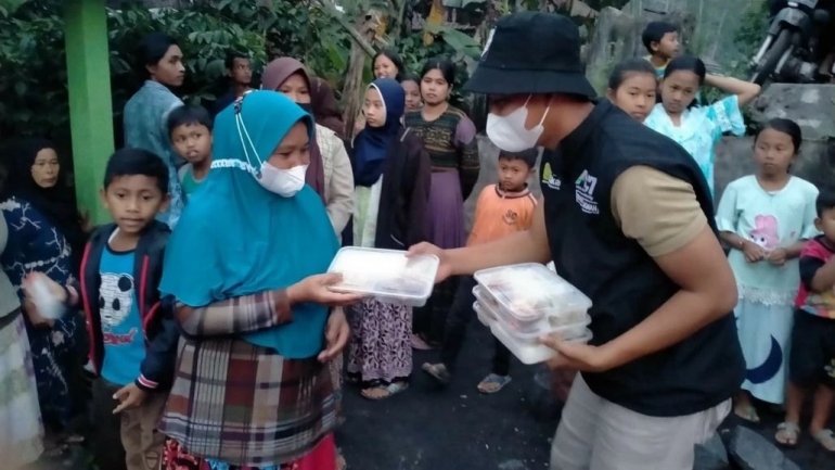 ACT berkomitmen penuhi kebutuhan pangan siap santap bagi masyarakat terdampak Erupsi Gunung Semeru.