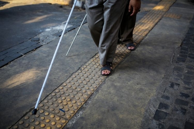 Sejumlah kaum disabilitas yang tergabung dalam Gerakan Aksesbilitas Umum Nasional (GAUN) menggelar aksi susur trotoar di sepanjang Jalan Sabang, Thamrin, ke arah Jalan Kebon Sirih, Menteng, Jakarta Pusat, Rabu (30/8/2017). Kaum disabilitas menyuarakan kebutuhan akan jalur pedestrian yang ramah dan aman akibat banyaknya trotoar yang digunakan untuk parkir mobil atau motor sampai pedagang kaki lima berjualan sehingga fasilitas untuk disabilitas menjadi rusak.(KOMPAS.com/GARRY ANDREW LOTULUNG)