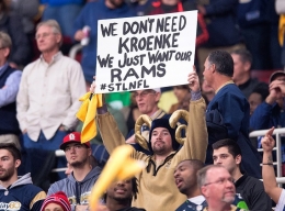 Protes pendukung St Louis Rams sebelum tim mereka dipindah ke LA (Getty Images via Independent)