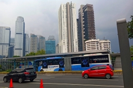 Bus transjakarta, andalan transportasi umum di Jakarta (foto by widikurniawan)