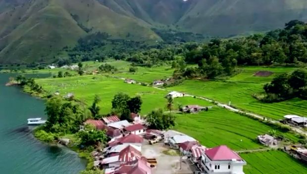 Ekologi budaya sawah di lembah Desa Tamba, Kabupaten Samosir (Foto: Tangkapan layar YouTube Samosir Vision)