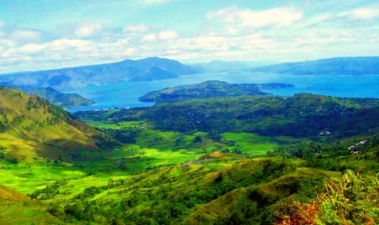 Ekologi lembah Muara dengan latar belakang Pulau Sibandang, Tapanuli Utara (Foto: datatempat.blogspot.com)