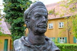 Jakob Fugger statue di halaman Fuggerei | foto: pixabay/bboellinger