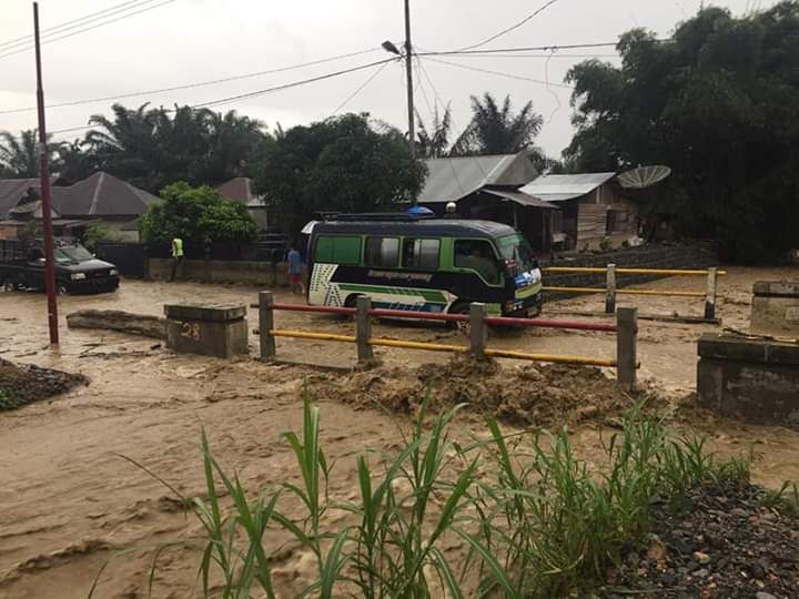 Banjir bandang : Foto Tabrani Yunia