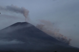 Gunung Semeru yang mengeluarkan awan panas terlihat dari Pronojiwo, Lumajang, Jawa Timur. Foto: ANTARA FOTO/ARI BOWO SUCIPTO 