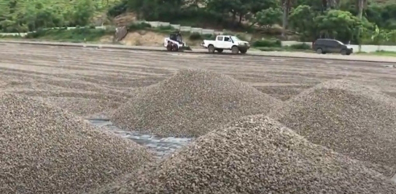 Batu kerikil untuk gravel bed Sirkuit Mandalika. (Foto: Screenshot Youtube Novandi Fy)