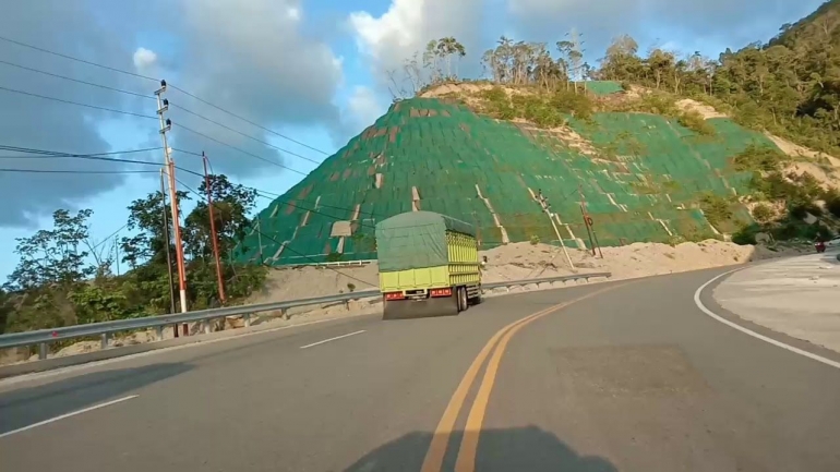 Jalan Trans Sulawesi di Kota Palu. Sumber foto: YouTube.com