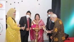 Dubes India dan Bangladesh serta para istrinya bersama Hasyim Djalal menyalakan lampu di acara Maitree Diwas. | Sumber: Kedutaan Besar India