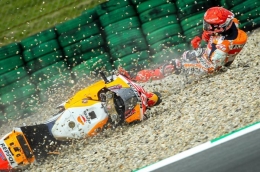 Saat Marc Marquez sliding di gravel bed atau area kerikil. (Foto: motogp.com)
