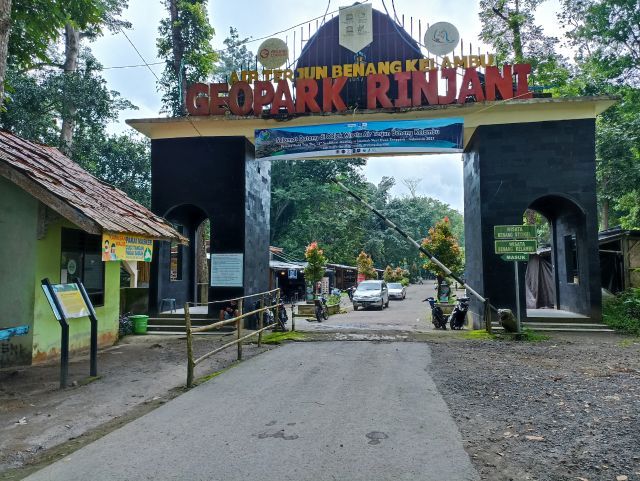 Pintu masuk ke air terjun (Dokumentasi pribadi)