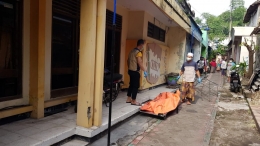 proses evakuasi korban oleh tim kepolisian dibantu oleh warga sekitar (25/11/21)