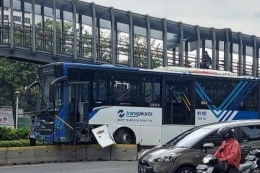Foto bus Transjakarta yang mengalami kecelakaan, Sumber: instagram.com/jktinfo